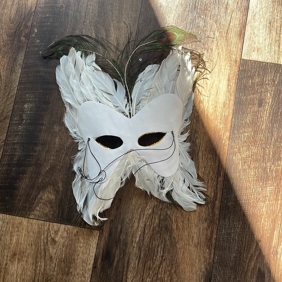 Face mask mascaraed perfect for a party - Picture 2 of 3